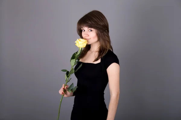 Красивая девушка с желтой розой — стоковое фото