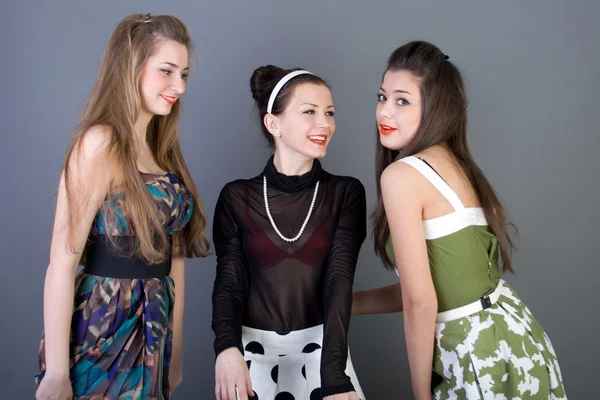 Три счастливые девушки в стиле ретро — стоковое фото