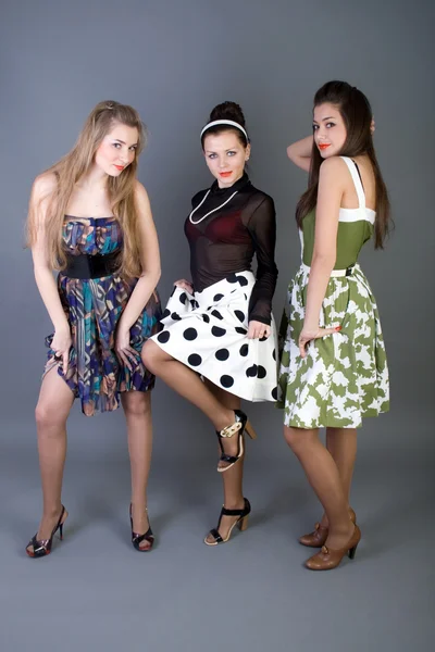 Tre glada retro-stil tjejer — Stockfoto