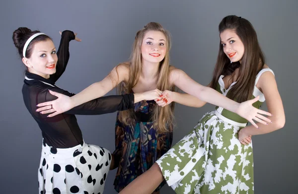 Tre glada retro-stil tjejer — Stockfoto