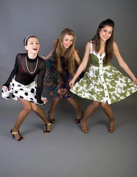 Drie gelukkige retro-gestileerde meisjes — Stockfoto