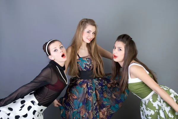 Три щасливі дівчата в стилі ретро — стокове фото