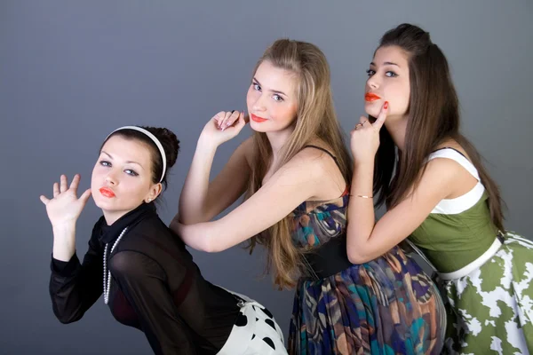 Drei glückliche Mädchen im Retro-Stil — Stockfoto