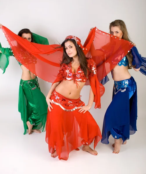 Три дівчини танцюють живота в студії — стокове фото
