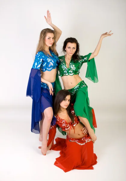 Três meninas dança do ventre no estúdio — Fotografia de Stock