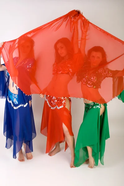 3 여자 배꼽 춤 스튜디오에서 — 스톡 사진