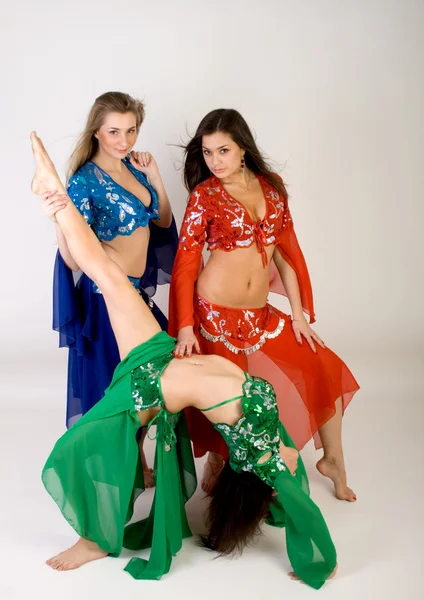 Tři dívky břišní tanec v studio — Stock fotografie