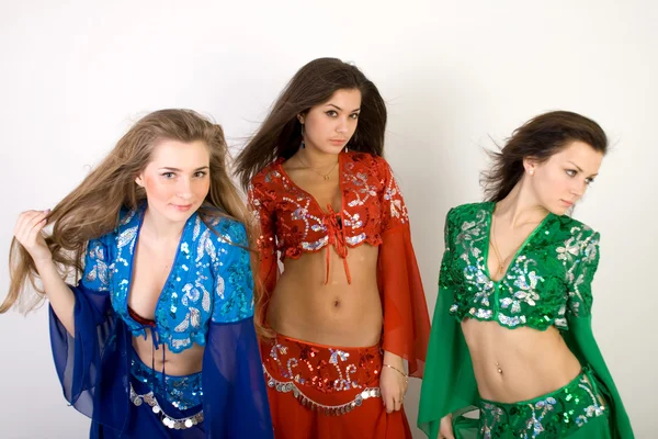 Три дівчини танцюють живота в студії — стокове фото