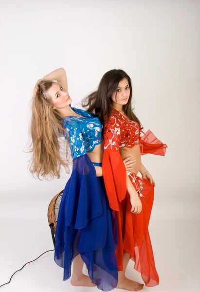 Дві дівчини танцюють живота в студії — стокове фото