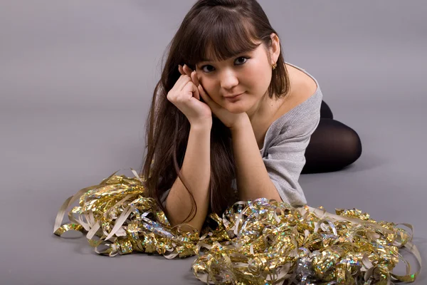 Flickan liggande bland glitter — Stockfoto