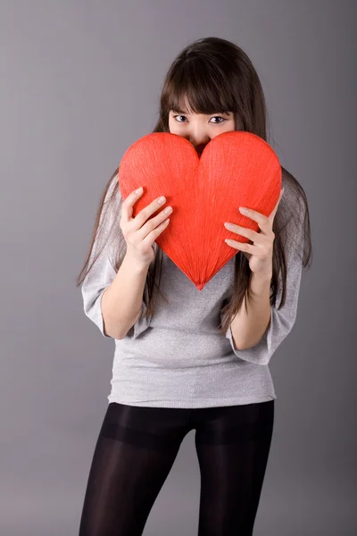 Mulher bonita segurando coração vermelho — Fotografia de Stock