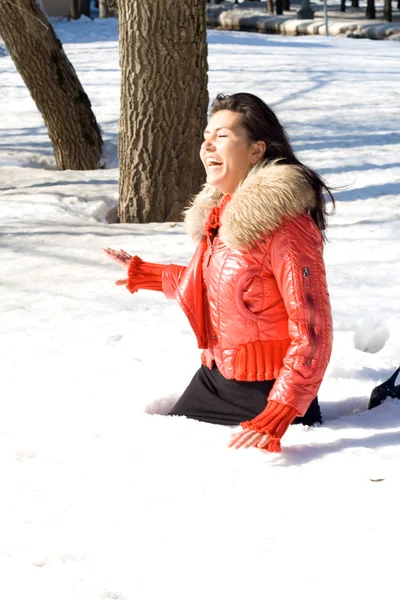 Menina feliz caiu em um snowdrift — Fotografia de Stock