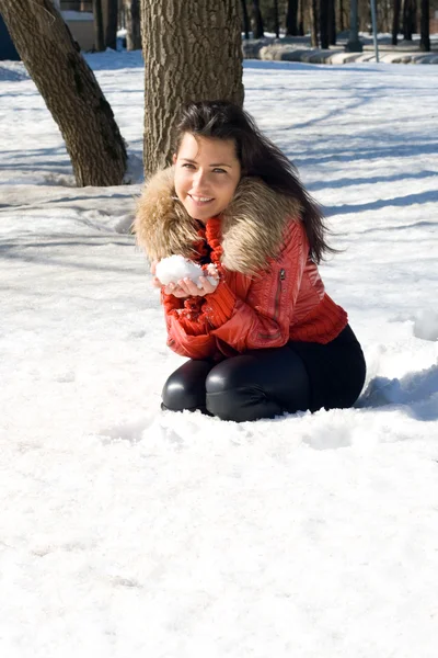 Glad tjej promenader utomhus i en snowdrif — Stockfoto