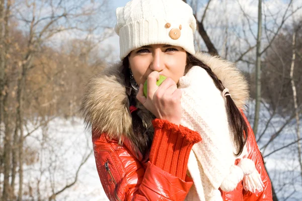 Rolig tjej äta äpple utomhus — Stockfoto
