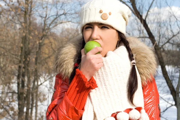 Chica divertida comiendo manzana al aire libre — Foto de Stock