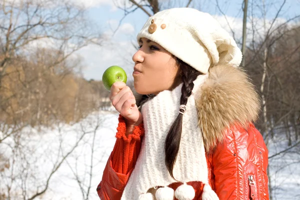 Ragazza divertente mangiare mela all'aperto — Foto Stock
