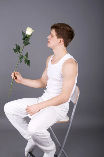 Красивий чоловік з трояндою — стокове фото