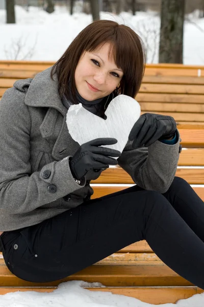 Dívka drží ledové srdce — Stock fotografie