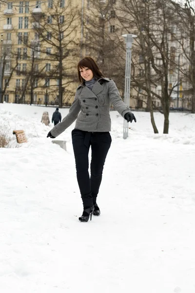 Chica feliz caminando al aire libre — Foto de Stock