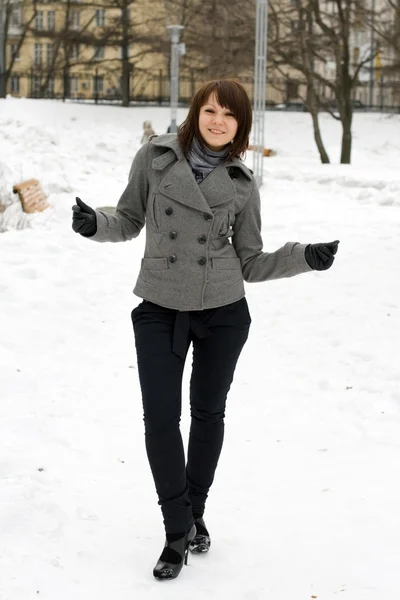 Menina feliz andando ao ar livre — Fotografia de Stock