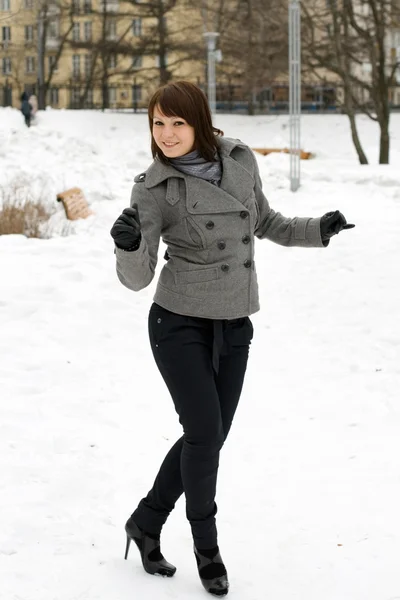 Menina feliz andando ao ar livre — Fotografia de Stock