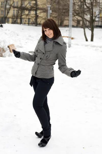 Счастливая девочка, гуляющая на свежем воздухе — стоковое фото