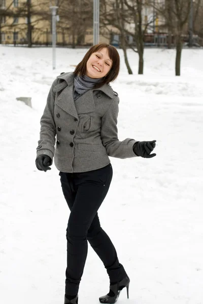 Chica feliz caminando al aire libre —  Fotos de Stock