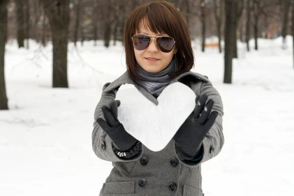 Flicka som håller en is-hjärta — Stockfoto