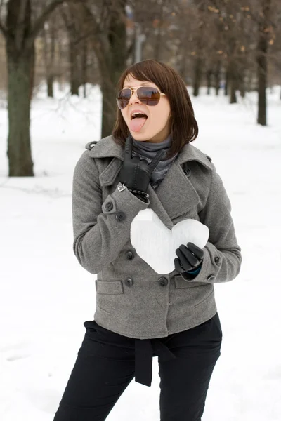 女孩握着冰的心 — 图库照片