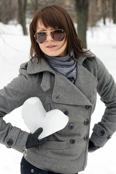 Chica sosteniendo un corazón de hielo — Foto de Stock