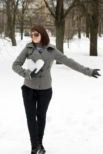 Девушка держит ледяное сердце — стоковое фото