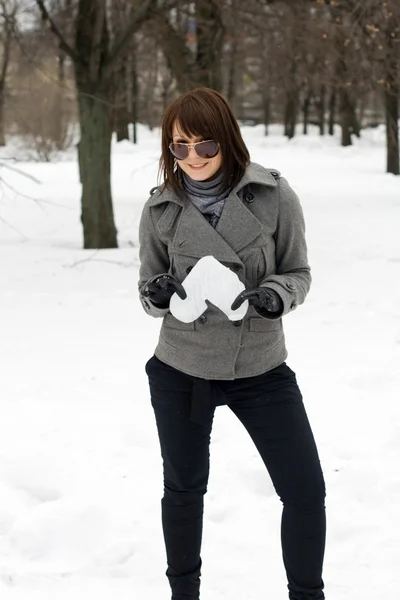 Flicka som håller en is-hjärta — Stockfoto