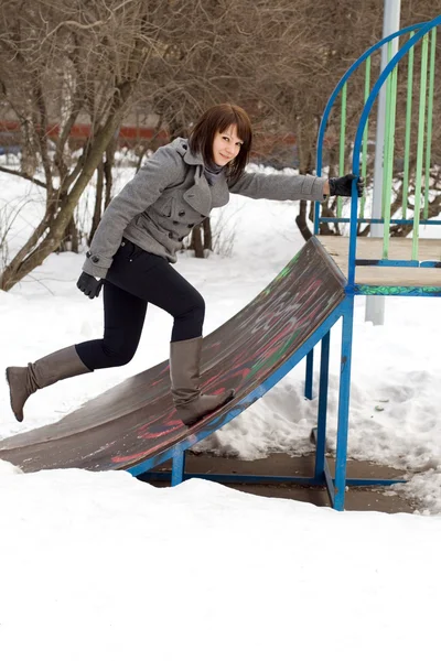 Gelukkig meisje wandelen outdoor — Stockfoto