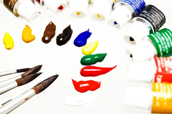 Tavolozza con colori ad olio e pennelli . — Foto Stock