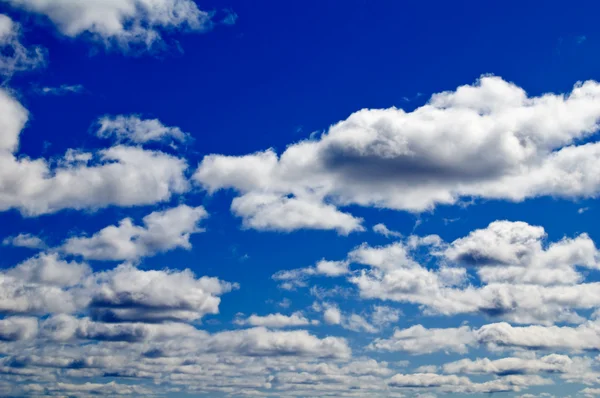 Der schöne Himmel mit Wolken — Stockfoto