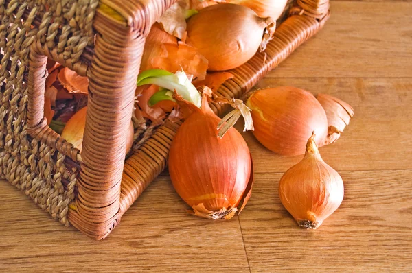 Onions in a basket. — Stock Photo, Image