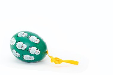 elle boyanmış Paskalya yumurtası izole