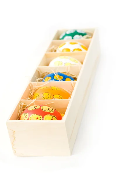 Huevos de Pascua pintados a mano en caja de madera — Foto de Stock