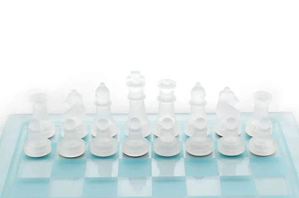 Figuras de xadrez de vidro alinhadas — Fotografia de Stock