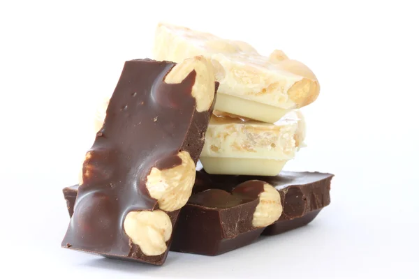 Cioccolato fondente e bianco con nocciole — Foto Stock