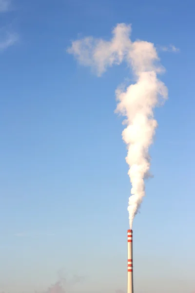 青い空に対する煙突 — ストック写真