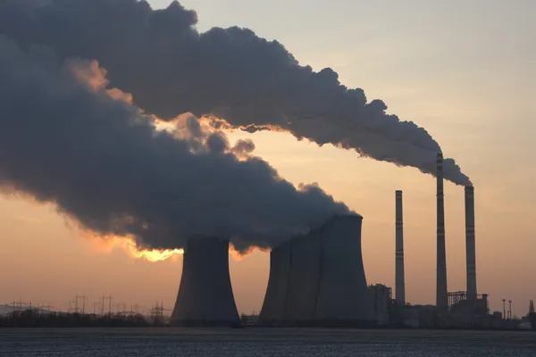 Kömür santralı güneşe karşı bakış — Stok fotoğraf
