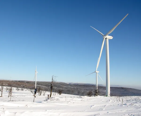 冬に電気風力タービン — ストック写真