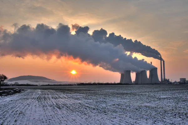 Вид на угольную электростанцию против солнца — стоковое фото