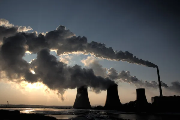 View of coal powerplant against sun — Stock Photo, Image