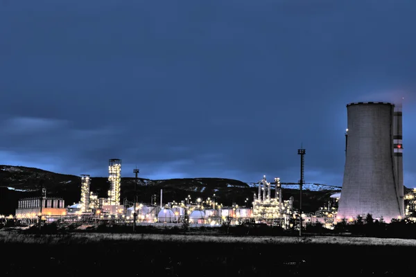 Vista de la fábrica petroquímica en la noche — Foto de Stock