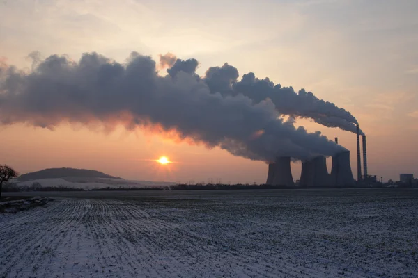 태양에 대 한 석탄 발전소의 보기 — 스톡 사진