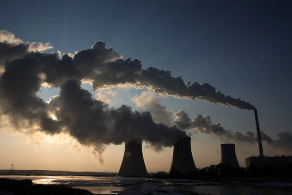 View of coal powerplant against sun — Stock Photo, Image