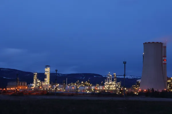 Grande fabbrica petrolchimica di notte — Foto Stock