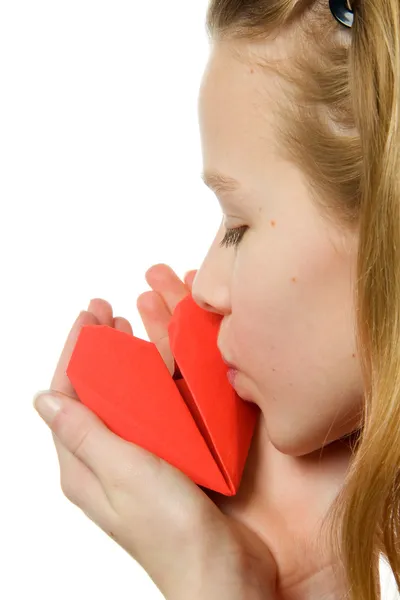Menina loira jovem beijando coração vermelho — Fotografia de Stock